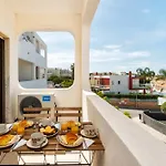 Host Wise - Bright Lovely Flat - Balcony شقة *
